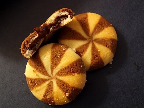 Biskrem Duo Cookies, Cocoa Cream Filled Cookie
